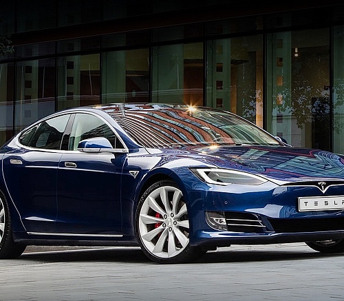 Лифтбэк Tesla Model S